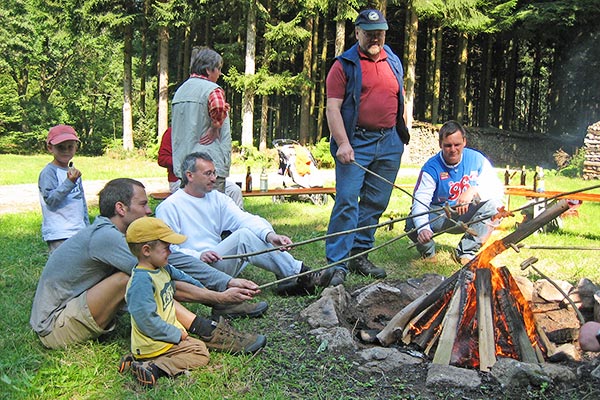 Würstchen am Lagerfeuer grillen
