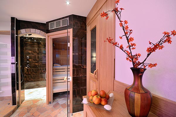 Wellnessbereich mit Sauna und Physiotherm-Wärmeliegen