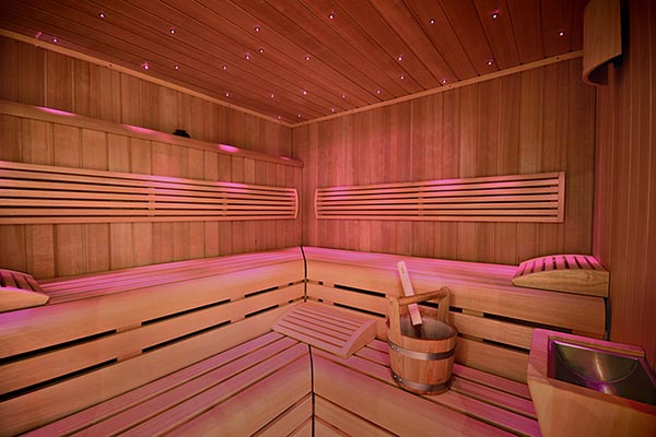 Wellnessbereich mit Sauna und Physiotherm-Wärmeliegen