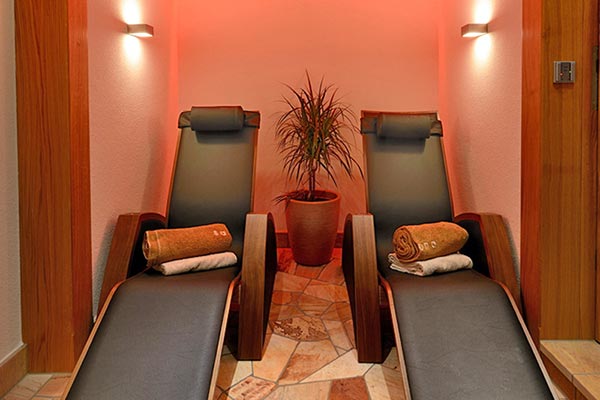 Wellnessbereich mit Sauna und Physiotherm-Wärmeliegen
