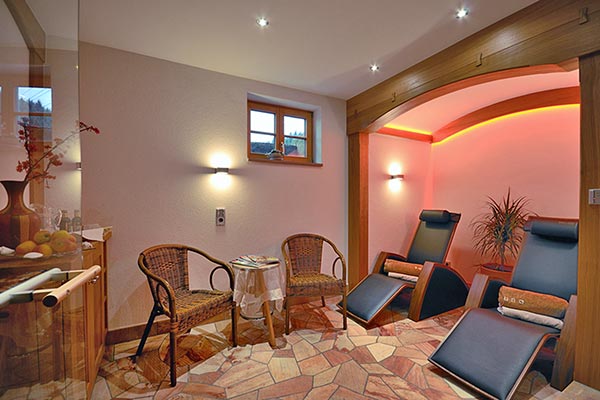 Wellnessbereich mit Sauna und Physiotherm-Wärmeliegen
